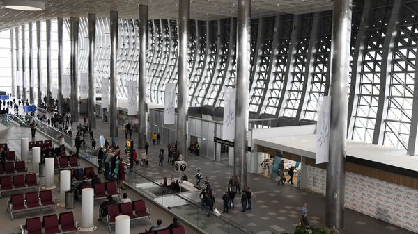 Пассажиры в здании нового терминала Крымская волна международного аэропорта Симферополь
