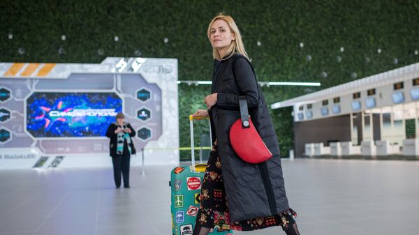 Пассажиры в новом терминале Крымская волна международного аэропорта Симферополь