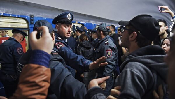 Сотрудник правоохранительных органов на станции Ереванского метрополитена, где участники акции гражданского неповиновения заблокировали вагон