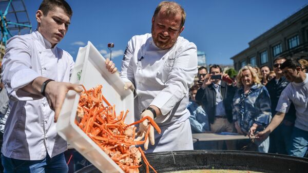 Российский шеф-повар, автор книги Кухня настоящих мужчин, шоумен Константин Ивлев готовит уху в Москве 