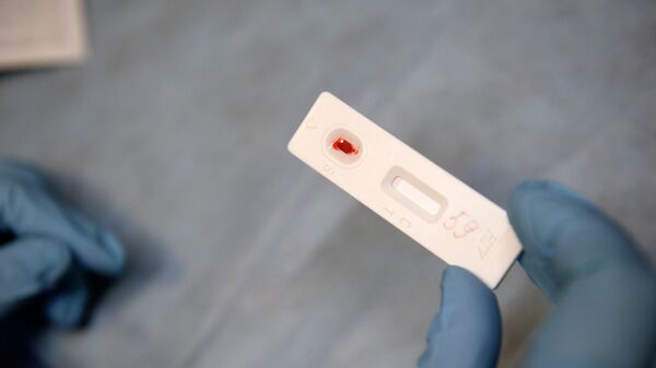 Медицинский работник производит экспресс-анализ крови на ВИЧ. Архивное фото