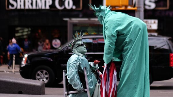Мужчины в костюмах Статуи Свободы на площади Таймс-сквер в Нью-Йорке, США. Архивное фото