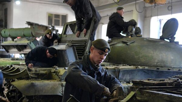 Военнослужащие проводят технический осмотр танков