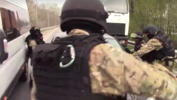 Сотрудники ФСБ во время спецоперации по задержанию сторонников террористической группировки Исламское государство* в Ростовской области. Кадр из видео