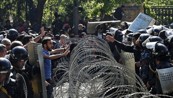 Сотрудники правоохранительных органов и сторонники оппозиции на улице Еревана, где проходит акция протеста
