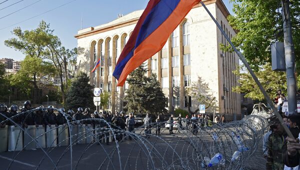 Сотрудники правоохранительных органов на улице Еревана, где проходит акция протеста сторонников оппозиции