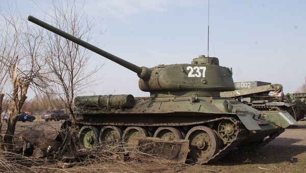 Техника, готовящаяся к параду Победы в Луганске, поврежденная артобстрелом ВСУ. Архивное фото