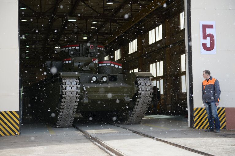 Копия советского многобашенного тяжёлого танка Т-35, воссозданного специалистами участка ремонта и реставрации военной техники АО Уралэлектромедь в Екатеринбурге, выезжает из ангара предприятия