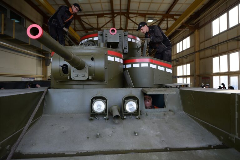 Копия советского многобашенного тяжёлого танка Т-35, воссозданного специалистами участка ремонта и реставрации военной техники АО Уралэлектромедь в Екатеринбурге