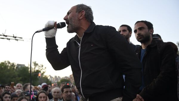 Лидер партии Гражданский договор Никол Пашинян на улице Еревана, где проходит акция протеста сторонников оппозиции