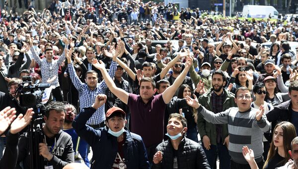 Участники акции протеста сторонников оппозиции в Ереване