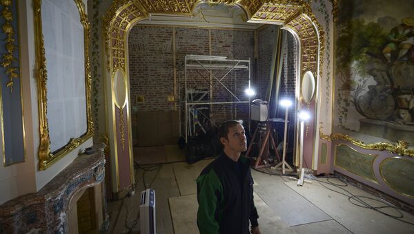 Реставрационные работы во дворце Петра III . Архивное фото