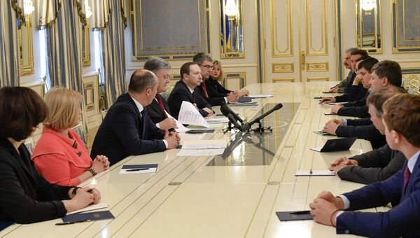 Президент Украины Петр Порошенко во время  встречи с главами фракций в Верховной Раде Украины. 17 апреля 2018