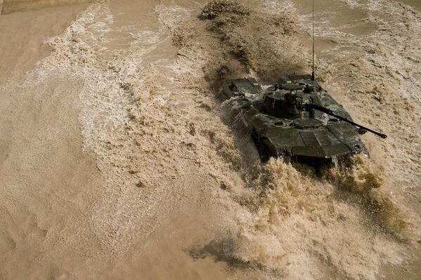 БМД 2 преодолевает водное препятствие на армейском конкурсе Десантный взвод в Краснодарском крае