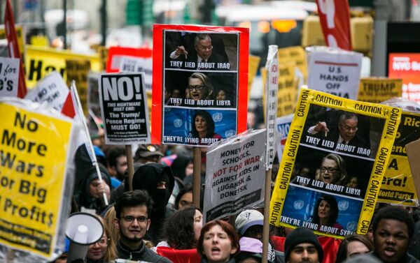 Участники акции протеста против ударов по Сирии в Нью-Йорке Участники акции протеста против ударов по Сирии в Нью-Йорке