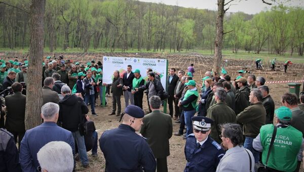 Министр вод и лесов Румынии Иоан Денеш принимает участие в посадке 1918 дубов в память об объединении страны с Молдавией. 17 апреля 2018