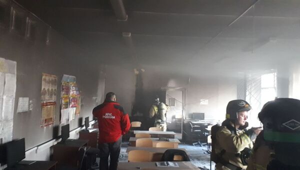 Сотрудники МЧС на месте пожара в школе №1 Стерлитамака