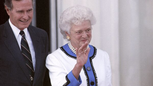 Президент США Джордж Буш с супругой Барбарой. Архивное фото