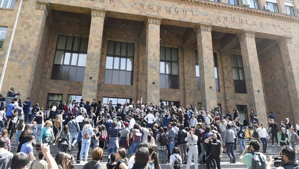 Участники акции протеста сторонников оппозиции возле здания Ереванского государственного университета. 18 апреля 2018