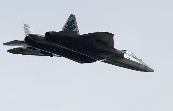 Многофункциональный истребитель Су-57 во время репетиции парада Победы на военном полигоне Алабино Многофункциональный истребитель Су-57 во время репетиции парада Победы на военном полигоне Алабино
