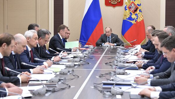 Президент РФ Владимир Путин проводит совещание с членами правительства РФ. Архивное фото