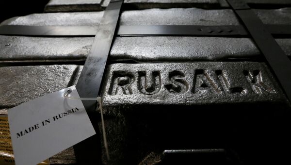 Алюминиевый слиток в литейном цехе завода Русал в Красноярске