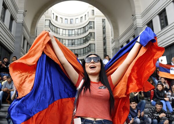 Участница акции протеста сторонников оппозиции в Ереване. 18 апреля 2018 Участница акции протеста сторонников оппозиции в Ереване. 18 апреля 2018