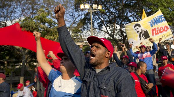 Сторонники президента Николаса Мадуро на предвыборном митинге в Каракасе