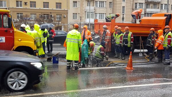 Сотрудники аварийных служб ликвидируют последствия провала грунта на улице Новый Арбат в Москве. 18 апреля 2018