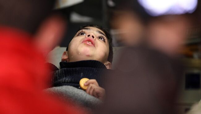 Сирийский мальчик в машине скорой помощи после эвакуации. Архивное фото