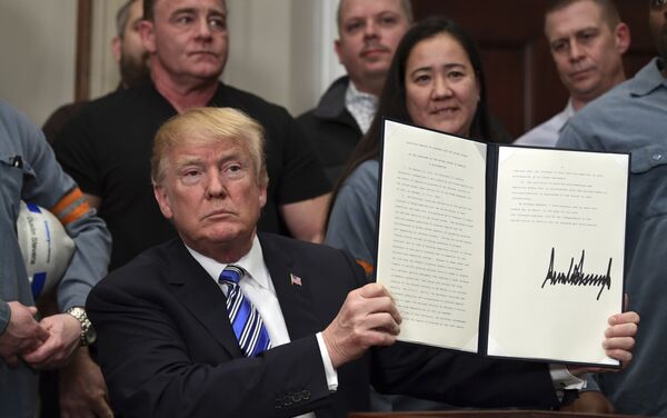 Президент США Дональд Трамп держит документ о вводе пошлин на алюминий. 8 марта 2018 Президент США Дональд Трамп держит документ о вводе пошлин на алюминий. 8 марта 2018