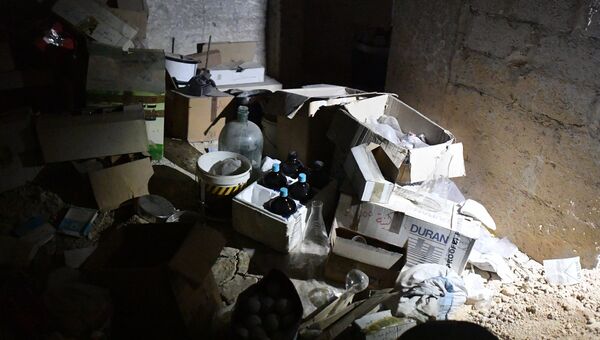 Химическая лаборатория боевиков по изготовлению отравляющих веществ и взрывчатки в подвале одного из домов в освобожденом пригороде Дамаска Думе. 18 апреля 2018