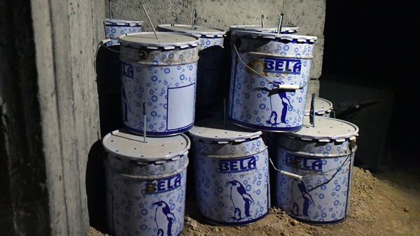 Емкости с взрывчаткой в химической лаборатории боевиков по изготовлению отравляющих веществ и взрывчатки в подвале одного из домов в освобожденом пригороде Дамаска Думе