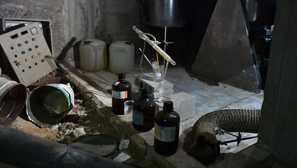 Химическая лаборатория боевиков по изготовлению отравляющих веществ и взрывчатки в подвале одного из домов в освобожденном пригороде Дамаска Думе. Архивное фото