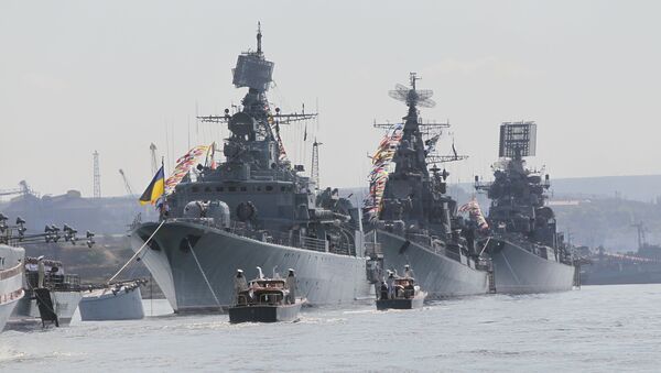 Украинский фрегат Гетьман Сагайдачный в строю кораблей Черноморского флота России на параде в Севастополе