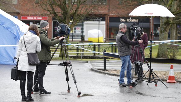 Представители медиа рядом с местом обнаружения семьи Скрипалей без сознания в городе Солсбери, Англия