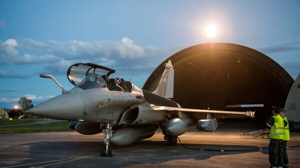 Истребитель Rafale перед авиаударом коалиции по Сирии на авиабазе Сен-Дизье на востоке Франции