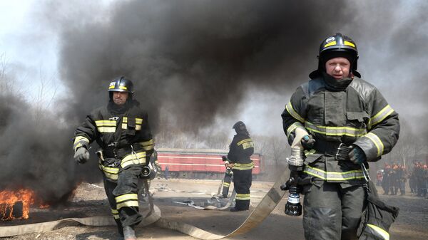 Пожарные расчеты во время учений подразделений МЧС РФ
