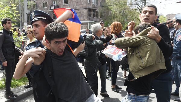 Беспорядки во время акции протеста против выдвижения бывшего президента Армении Сержа Саргсяна на пост премьер-министра в Ереване. 19 апреля 2018