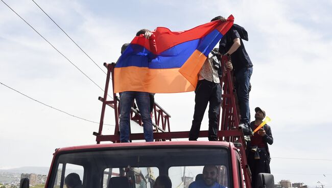 Акция протеста против выдвижения бывшего президента Армении Сержа Саргсяна на пост премьер-министра в Ереване. 19 апреля 2018