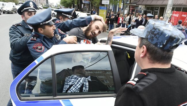 Беспорядки во время акции протеста против выдвижения бывшего президента Армении Сержа Саргсяна на пост премьер-министра в Ереване. 19 апреля 2018