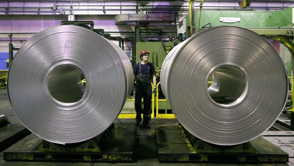Алюминиевая лента на предприятии компании Русал. Архивное фото