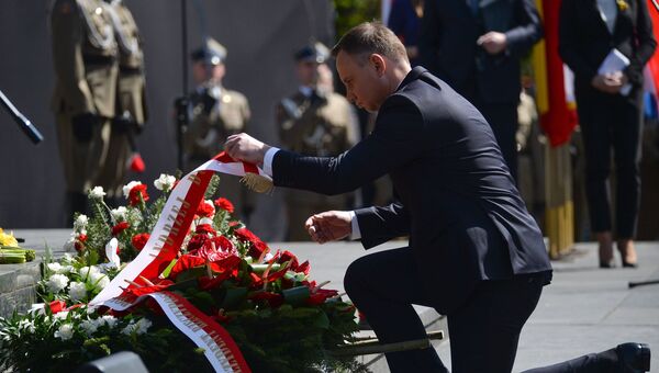 Президент Польши Анджей Дуда на церемонии возложения цветов во время траурного мероприятия в Варшаве по случаю 75-й годовщины восстания в варшавском гетто. 19 апреля 2018