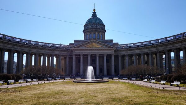 Запуск фонтана у Казанского собора в Санкт-Петербурге