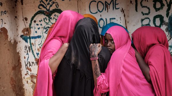 Сомалийские девушки в лагере беженцев в Дадаабе на северо-востоке Кении