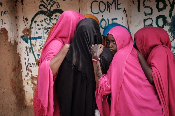 Сомалийские девушки в лагере беженцев в Дадаабе на северо-востоке Кении