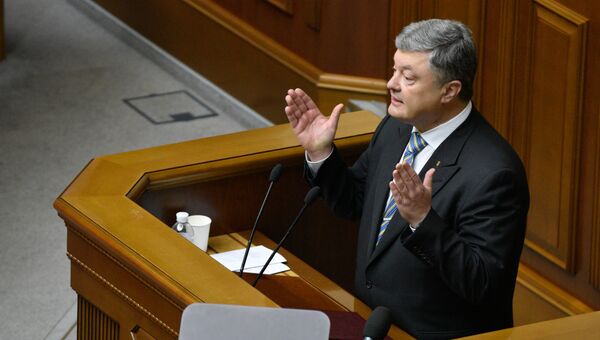Президент Украины Петр Порошенко выступает на заседании Верховной рады Украины. Архивное фото