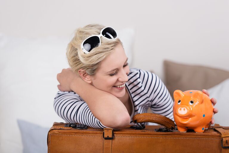 Свинья-копилка и чемодан Свинья-копилка и чемодан