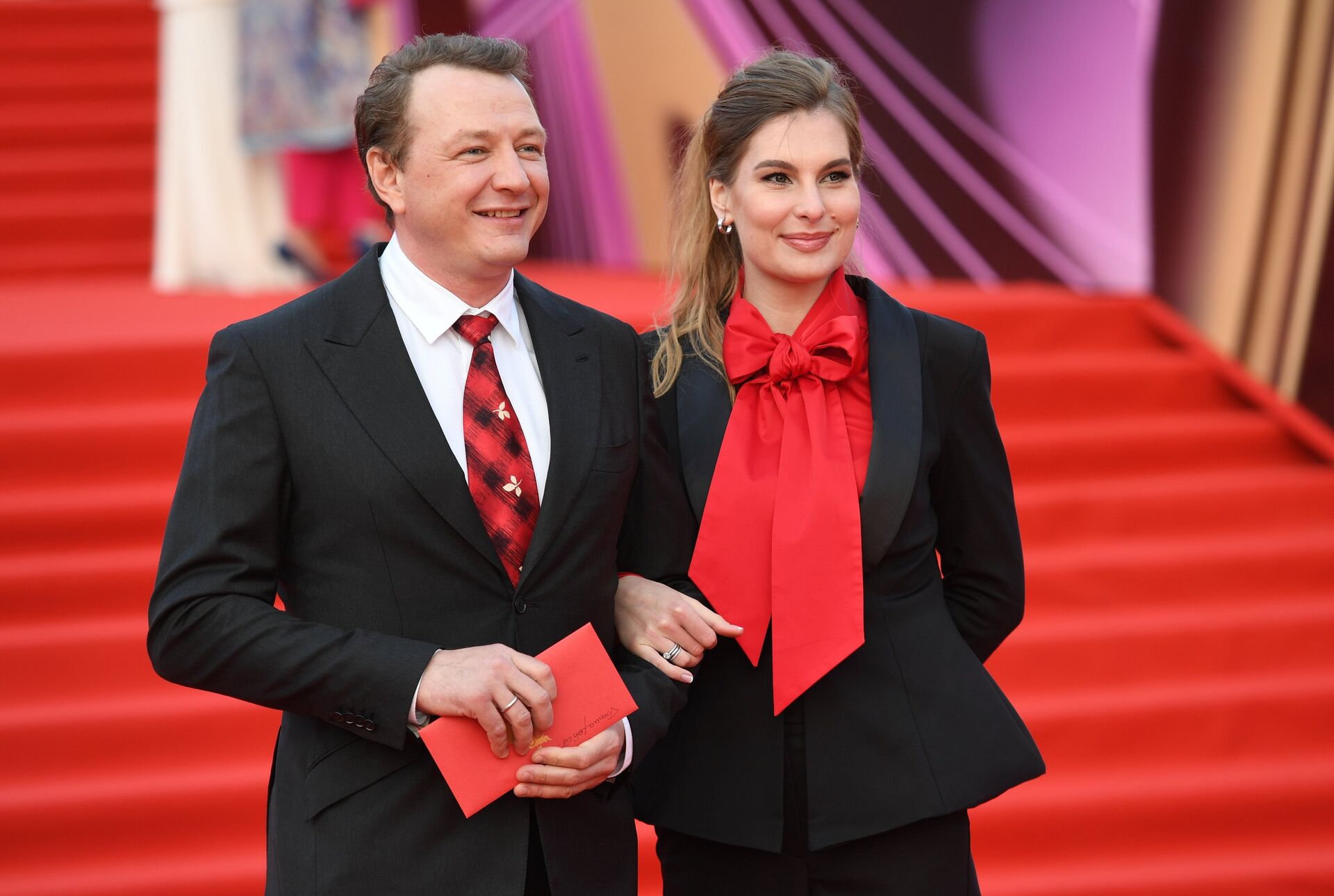 Актер Марат Башаров с Елизаветой Шевырковой на церемонии открытия 40-го Московского международного кинофестиваля (ММКФ) Актер Марат Башаров с Елизаветой Шевырковой на церемонии открытия 40-го Московского международного кинофестиваля (ММКФ) - РИА Новости, 1920, 11.06.2025