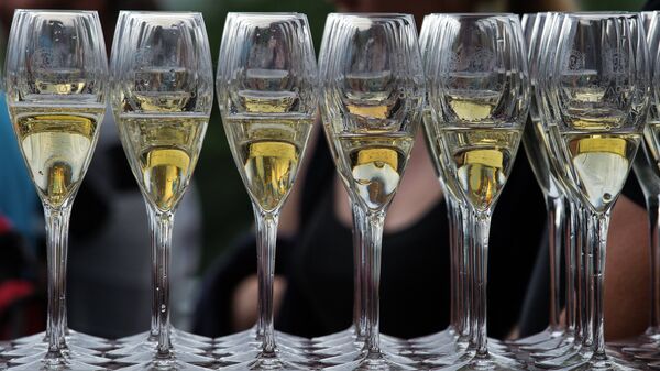 Бокалы с шампанским винодельческой агрофирмы Золотая Балка